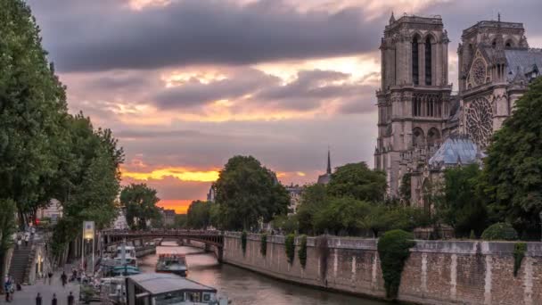 Catedral Notre Dame de Paris dia a noite timelapse após o pôr do sol em Paris, França. — Vídeo de Stock