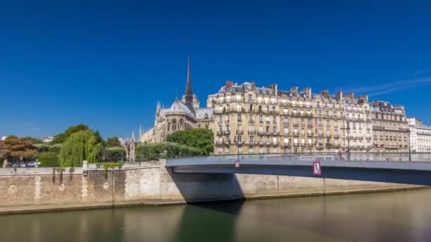 Seine a Notre Dame de Paris timelapse hyperlapse je jedním z nejznámějších symbolů Paříže — Stock video