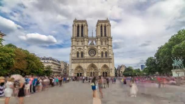 Vista frontal do hiperlapso temporal de Notre-Dame de Paris, uma catedral católica medieval na ilha de Cite, em Paris, França — Vídeo de Stock