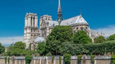 Notre Dame de Paris zaman dilimi Paris 'in en ünlü sembollerinden biridir.