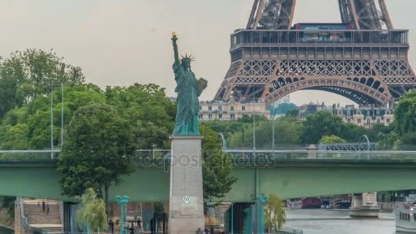 Özgürlük Anıtı ve Eyfel Kulesi Zamanı. Paris, Fransa — Stok video