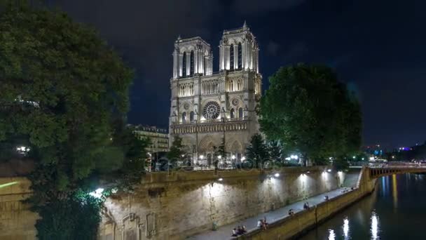 Vista nocturna de Notre Dame de Paris timelapse hyperlapse, Francia — Vídeo de stock