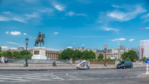 4. Henry 'nin binicilik heykeli, Pont Neuf' un zamanaşımı, Paris, Fransa. — Stok video