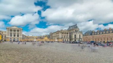 Versailles Sarayı 'ndaki turistlerle ana giriş zamanı. Versay, Fransa.