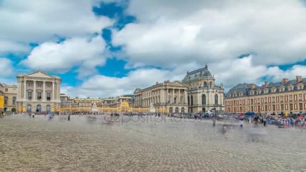 Führen Sie den Haupteingang im Zeitraffer mit den Touristen in das Schloss Versailles. Versailles, Frankreich. — Stockvideo