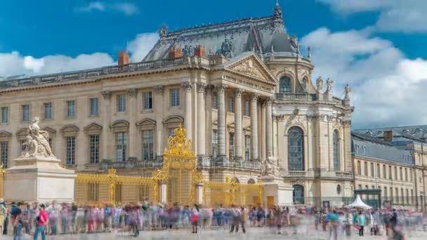 Huvudingången timelapse med turister i Versailles Palace. Versailles, Frankrike. — Stockvideo