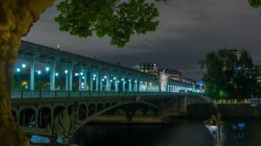 Sen Nehri 'ni geçen Pont de Bir-Hakeim gece zaman çizelgesi. Paris, Fransa