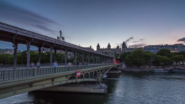 Vista de pont de Bir-Hakeim dia a noite timelapse - uma ponte que atravessa o Rio Sena. Paris, França — Vídeo de Stock