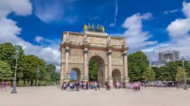 Paris, Fransa 'daki Tuileries bahçelerinde Zafer Kemeri zaman atlaması.