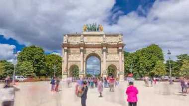 Paris, Fransa 'daki Tuileries bahçelerinde Zafer Kemeri zaman atlaması.