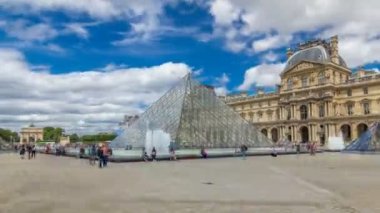 Büyük cam piramit ve Louvre Müzesi 'nin ana avlusu hiperhızlandırılmış zaman tüneli. Paris, Fransa