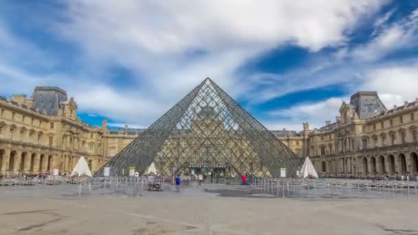 Velká skleněná pyramida a hlavní nádvoří muzea Louvre časově uplynula. Paříž, Francie — Stock video