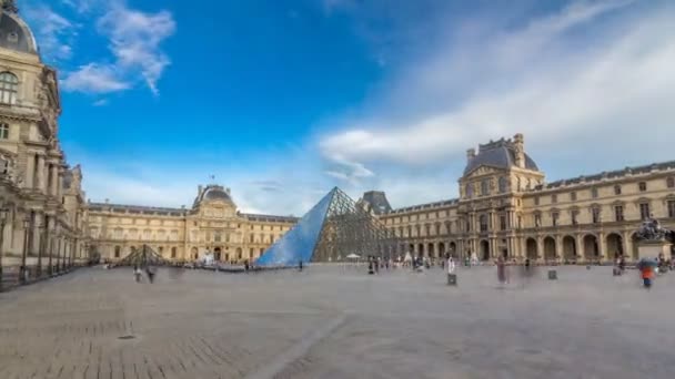De grote glazen piramide en de belangrijkste binnenplaats van het Louvre Museum timelapse hyperlapse. Parijs, Frankrijk — Stockvideo
