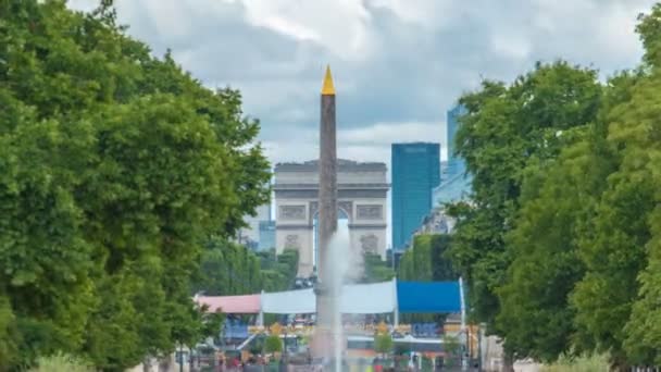 Les gens se détendent dans le parc en plein air Tuileries Palace près du musée du Louvre timelapse. Paris, France — Video