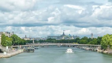 Grand Palais sergi salonu ve Seine Nehri 'ndeki teknelerin görüntüsü Royal Köprüsü' nden görüldüğü gibi..