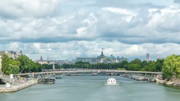 Widok na halę wystawową Grand Palais i łodzie na Sekwanie widziane z mostu królewskiego timelapse. — Wideo stockowe