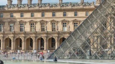 Louvre Harici Binası 'ndaki eski ve yeni elementler. Paris, Fransa