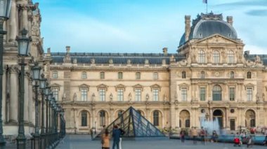 Louvre Harici Binası 'ndaki eski ve yeni elementler. Paris, Fransa