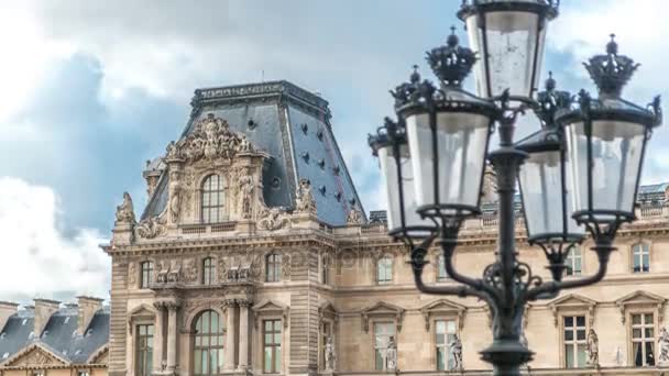 Entrada a la galería lateral, farola y arquitectura del famoso museo y galería del Louvre timelapse, París, Francia — Vídeos de Stock