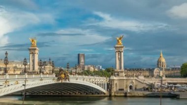 Alexandre III köprüsü Seine nehri boyunca ilerliyor. Paris mi? Fransa.