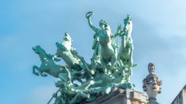Champs Elysee 'deki Grand Palais' in tepesindeki heykel. Paris, Fransa