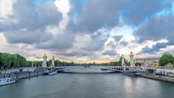 Most Alexandre III přes řeku Seine timelapse hyperlapse. Paříž. Francie. — Stock video