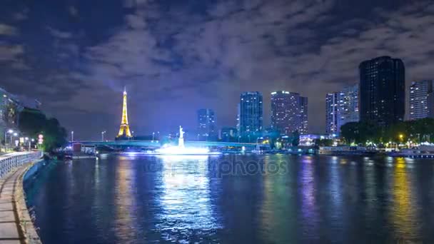 A kis szobor található, közel az Eiffel-torony éjjel timelapse. Paris, Franciaország — Stock videók