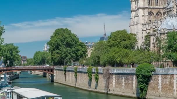 Seine s Double Bridge a Notre Dame de Paris timelapse je jedním z nejznámějších symbolů Paříže — Stock video