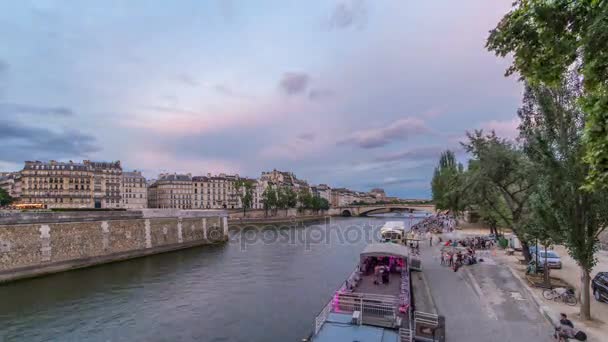 Vista sul Pont De La Tournelle sulla Senna giorno e notte con terrapieno . — Video Stock