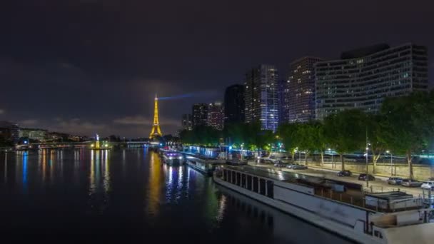 Het Vrijheidsbeeld en de Eiffeltoren nacht Timelapse hyperlapse. Paris, Frankrijk — Stockvideo