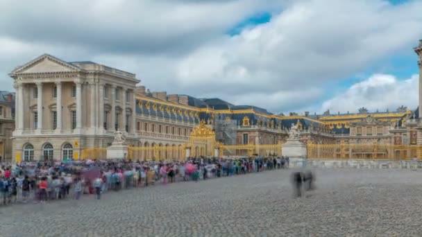 Hlavy hlavní vchod timelapse s turisty ve Versailles Palace. Versailles, Francie. — Stock video