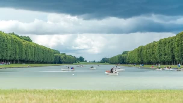 Versailles Sarayı 'nın büyük kanalı Fransa' da teknelerle dolu.. — Stok video