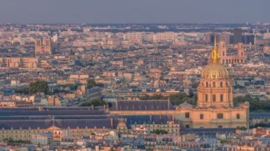 Gün batımında büyük bir şehrin gökyüzü manzarası. Eyfel Kulesi 'nin üst manzarası. Paris, Fransa.
