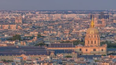 Gün batımında büyük bir şehrin gökyüzü manzarası. Eyfel Kulesi 'nin üst manzarası. Paris, Fransa.