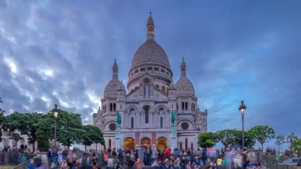 Sacre Coeur Kutsal Yürek Katedrali 'nin önden görünüşü günden geceye. Paris, Fransa — Stok video
