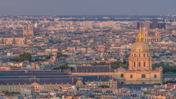 Luftaufnahme einer großen Stadtsilhouette im Zeitraffer des Sonnenuntergangs. Blick von oben auf den Eiffelturm. Paris, Frankreich. — Stockvideo