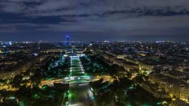 Paris Şehri 'nin ve Mars Sahası' nın Eiffel Kulesi 'nin tepesinde çekilmiş zaman çizelgesi.