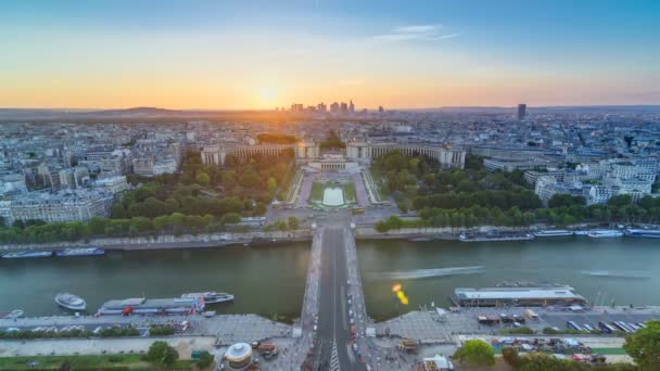 프랑스 파리에 있는 에펠 탑에서 볼 수있는 팔레 드 샤일로 (Palais de Chaillot) 와 함께 있는 석양이 트 로카데로 (Trocadero) 시간 여행을 하고 있는 모습. — 비디오