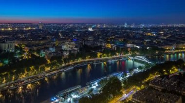 Paris Şehri ve Eiffel Kulesi 'nin tepesindeki Seine Nehri' nin havadan gece görüntüsü