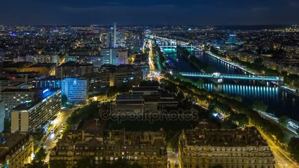 Flygfoto natt timelapse utsikt över Paris City och Seine floden skjuten på toppen av Eiffeltornet — Stockvideo