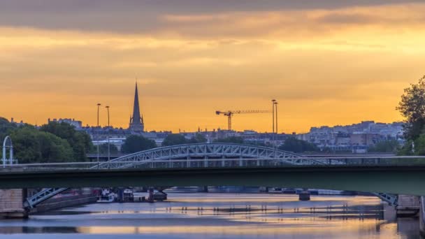 Железнодорожный мост Пон-Руэль пересекает остров Ile des Cygnes timelapse на утро после восхода солнца в Париже — стоковое видео