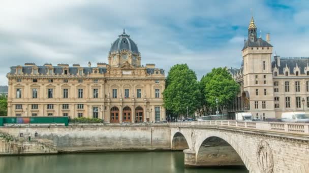 Κάστρο Conciergerie και Εμπορικό Δικαστήριο του Παρισιού timelapse - πρώην βασιλικό παλάτι και φυλακή. Παρίσι, Γαλλία. — Αρχείο Βίντεο