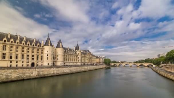 Castle Conciergerie timelapse hyperlapse - antiguo palacio real y prisión. París, Francia. — Vídeos de Stock
