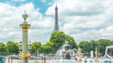 Fransa 'nın Paris şehrinde Concorde Meydanı üzerindeki Fontaines de la Concorde zaman dilimi.