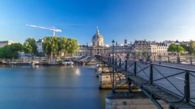 Fransa Enstitüsü ve Louvre timelapse hyperlapse - Paris, Fransa arasında sanat köprüsü üzerinde insanlar Seine Nehri yürümek