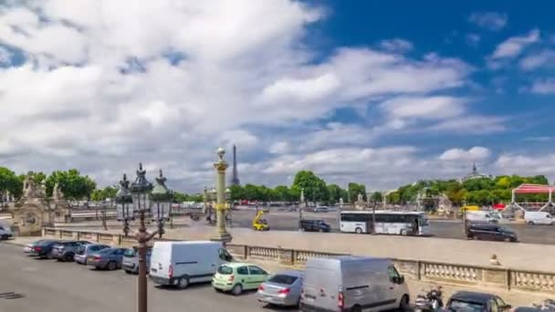 Fontaines de la Concorde ve Luxor Obelisk Fransa 'nın başkenti Paris' teki Place de la Concorde 'un merkezinde.. — Stok video