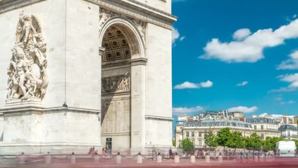 Der Triumphbogen des Arc de Triomphe ist eines der berühmtesten Denkmäler in Paris — Stockvideo