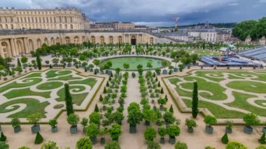 Güzel bahçeli Versailles sarayı..