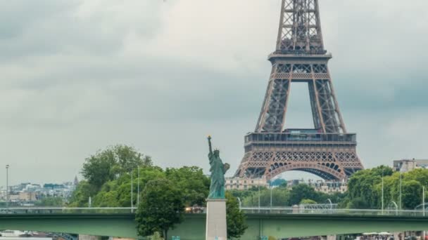 La Estatua de la Libertad y la Torre Eiffel Timelapse. París, Francia — Vídeo de stock