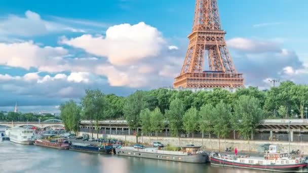 Eiffeltornet med båtar på kvällen timelapse Paris, Frankrike — Stockvideo